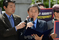 [포토] 대자보 강압수사 항의성명 발표하는 이인철 변호사