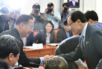 [포토] 참석자들과 악수 나누는 이해찬 더불어민주당 대표