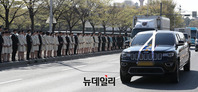 [포토] 故 조양호 한진그룹 회장 운구차량 맞는 대한항공 직원들 