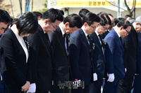 [포토] 세월호 참사 일반인 추도식, 묵념하는 참석자들