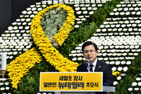 [포토] 세월호 추모식 참석한 황교안 대표