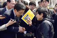 [포토] 세월호 유족들과 인사 나누는 황교한 한국당 대표