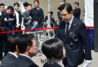 [포토] 추도사 마치고 자리로 향하는 황교한 한국당 대표