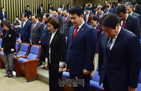 [포토] 세월호 희생자 추모 묵념하는 자유한국당