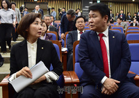 [포토] 대화 나누는 나경원-정용기