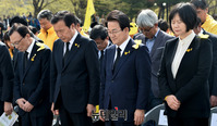 [포토] 세월호 5주기, 묵념하는 여야 당대표