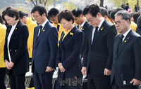 [포토] 세월호 추모식 찾은 '유은혜·문성혁·진선미·이재명·이재정'