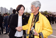 [포토] 세월호 유족과 대화하는 유은혜 사회부총리