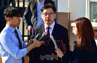 [포토] 기자들의 질문에 답하는 김경수 경남지사