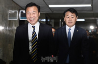 [포토] 비공개 의총 입장하는 '손학규-김관영'