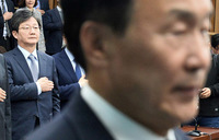 [포토] 의원총회 국민의례하는 '손학규-유승민'