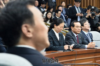 [포토] 떨어져 앉은 '손학규-유승민'