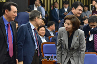 [포토] 동료의원들과 인사 나누는 나경원 원내대표