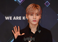 [포토] 손 인사하는 신인가수 김성리