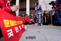 [포토] 박수받는 나경원 한국당 원내대표