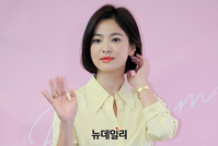 [포토] 손 인사하는 송혜교