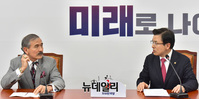 [포토] 환담 나누는 황교안 대표와 해리 해리슨 대사
