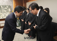 [포토] 故 김홍일 전 의원 유가족 위로하는 황교안 대표