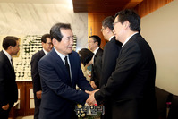 [포토] 故 김홍일 전 의원 유가족 위로하는 정세균