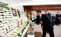 [포토] 故 김홍일 전 의원 빈소찾아 조문하는 정병국
