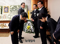 [포토] 故 김홍일 빈소찾아 유가족 위로하는 정병국