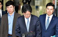 [포토] 굳은 얼굴로 의총장 떠나는 유승민 의원