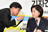 [포토] 보좌진과 대화 나누는 심상정