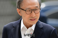 [포토] 법정 향하는 이명박 전 대통령