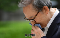[포토] 법정 향하는 MB, 증인 김백준 불출석