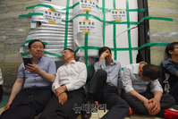 [포토] 쪽잠 자며 의안과 지키는 한국당 의원들