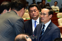 [포토] 동료의원들과 대화 나누는 홍영표 민주당 원내대표