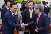 [포토] 악수 나누는 홍영표-유인태