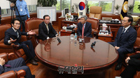 [포토] 유인태 국회 사무총장 찾은 여야 3당 원내대표