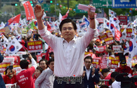 [포토] 참석자들에게 손들어 인사하는 황교안 자유한국당 대표