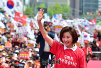 [포토] 참석자들에게 손들어 인사하는 나경원 원내대표