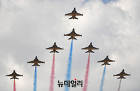 [포토] 해병대 문화축제 축하비행하는 공군 블랙이글스