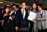 [포토] 의원총회 참석하는 홍영표 더불어민주당 원내대표