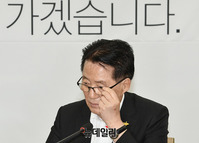 [포토] 의총서 안경 고쳐쓰는 박지원 의원