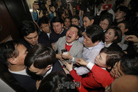 [포토] 사개특위입장, 비명 지르는 이철규 자유한국당 의원