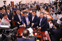 [포토] 이상민 사개특위 위원장에게 항의 하는 자유한국당