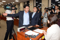 [포토] 심상정 위원장에게 항의하는 장제원 의원