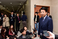 [포토] 취재진 질문에 답하는 노웅래 