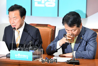 [포토] 물 마시는 김관영 원내대표