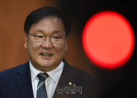 [포토] 기자들의 질문에 답하는 김태년 의원