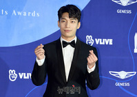 [포토] 배우 위하준, 달콤한 손가락 하트