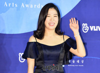 [포토] 배우 염혜란, 웃으며 인사