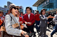 [포토] 서울역 찾은 자유한국당, 경부선타고 국민보고대회 시작
