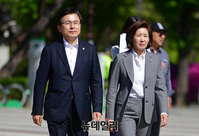 [포토] 청와대 앞 현장최고위 입장하는 '황교안-나경원'