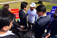 [포토] '4대강 보 해체' 반대 1인시위하는 이재오 찾은 '황교안-나경원'