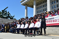 [포토] 文정부 규탄, 삭발하는 자유한국당 의원들